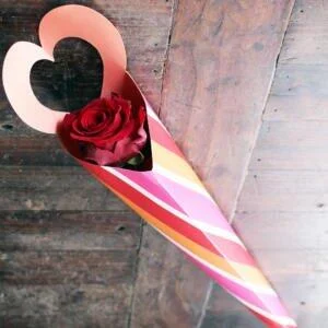 A classic, single, dark red rose in a pretty gift box - perfect for Valentine's Day and other romantic dates.